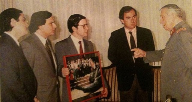 De izquierda a derecha: Los miembros de la UDI Pablo Longueira, Andrés Chadwick, Joaquín Lavín y Julio Dittborn, junto a Pinochet