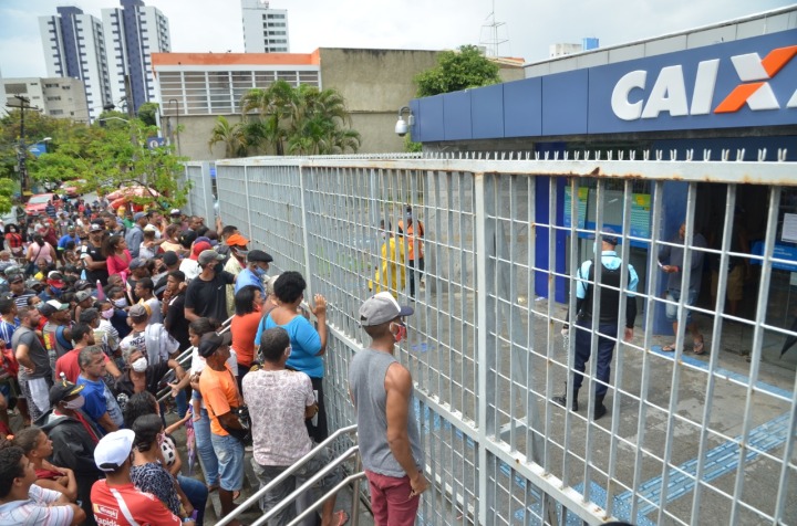 Filas em agências da Caixa no Recife - Foto: Arthur Mota/Folha de Pernambuco